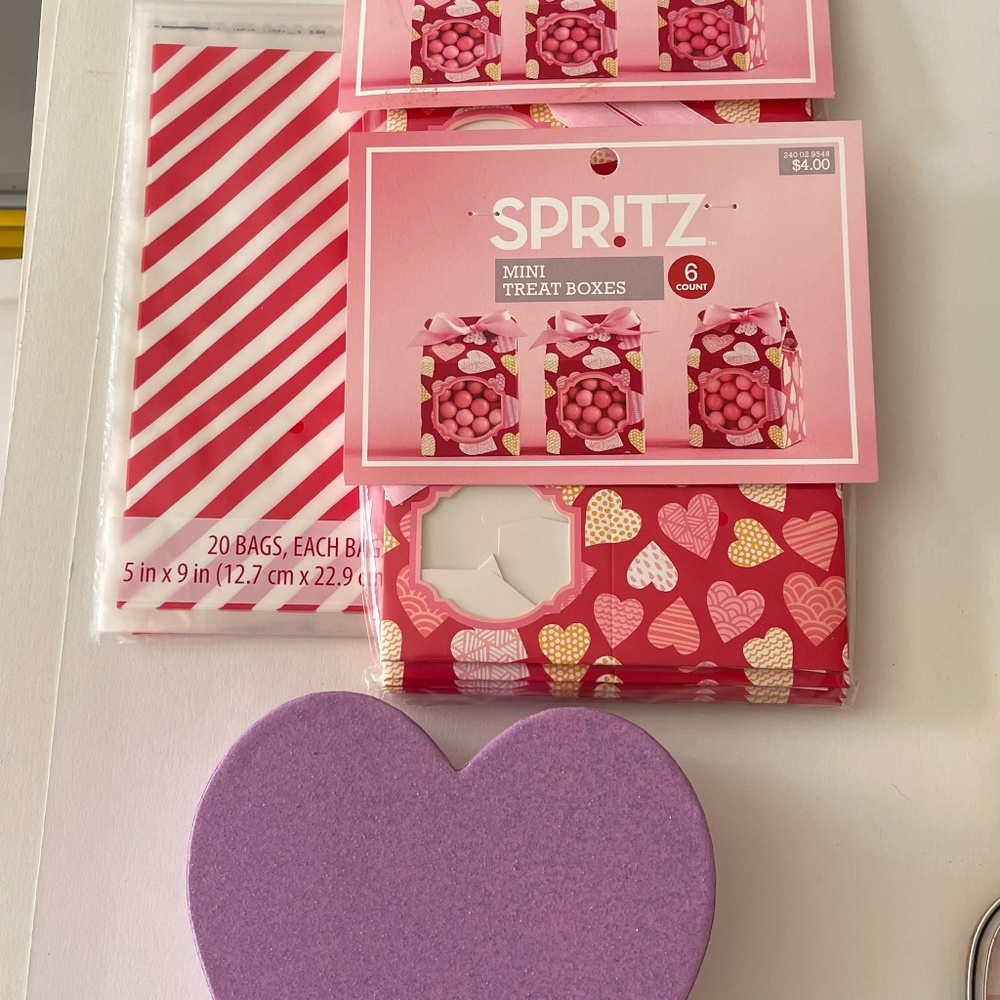 Valentine Lot -12  SpritzTreat Boxes, 20 treat bags, heart gift box Target  NWT